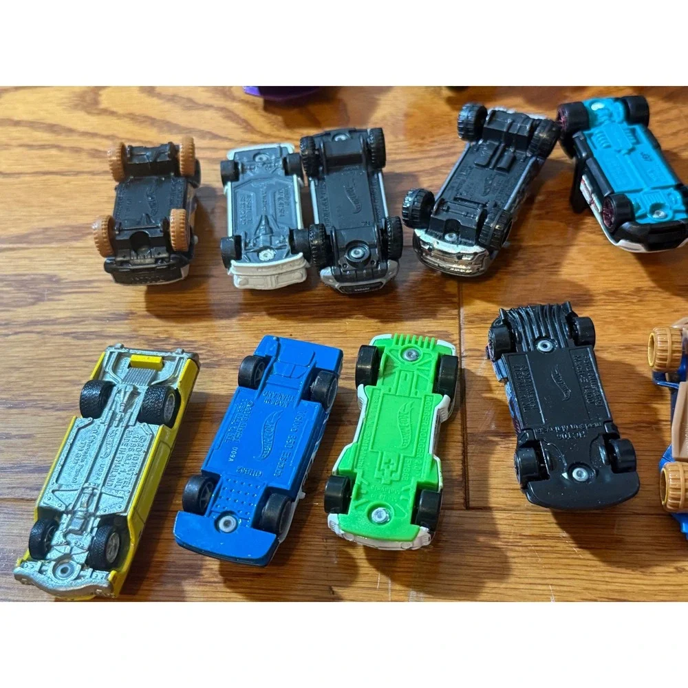 Lot of Vintage DieCast Card Including 22 Hotweels, Excellent Condition